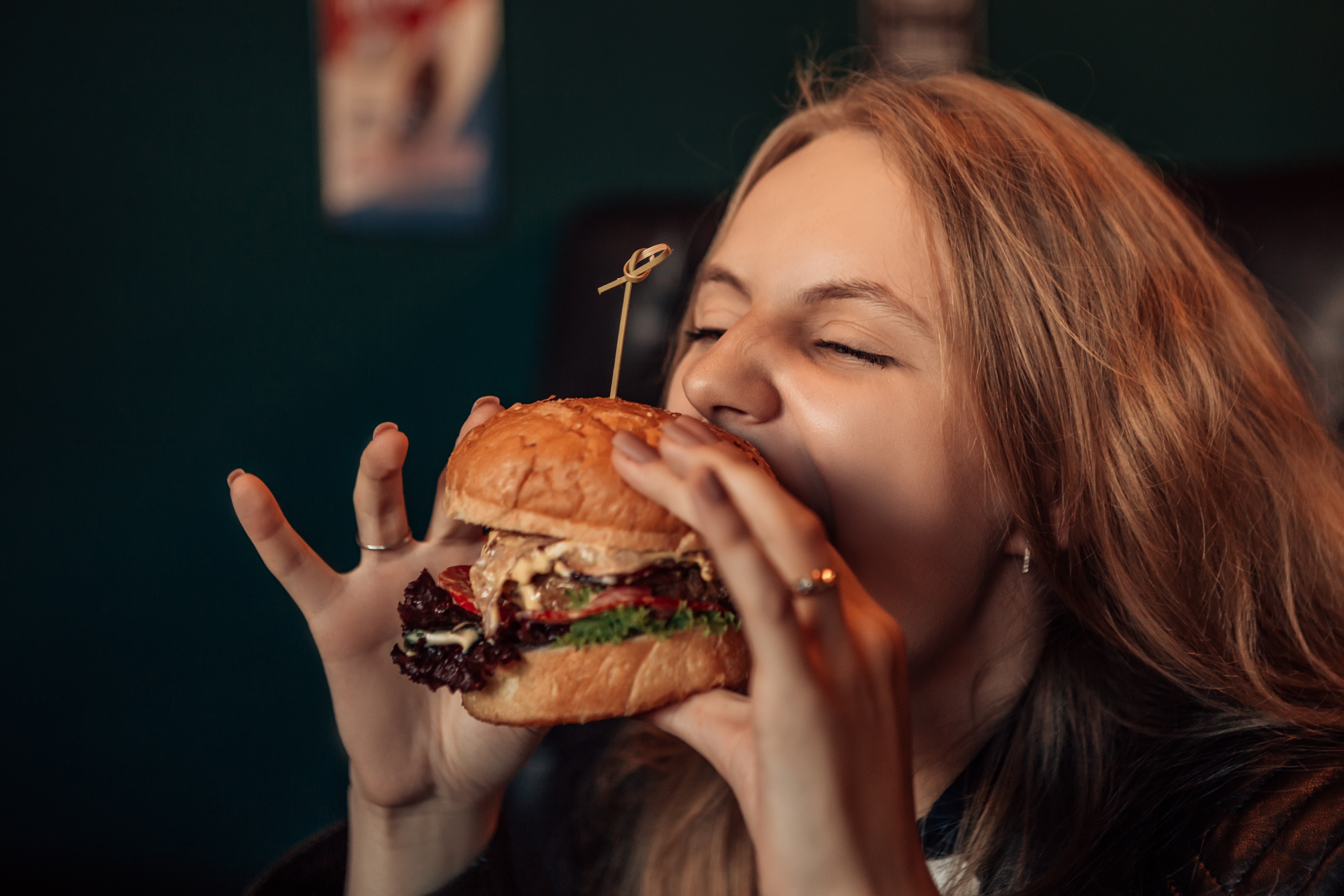 woman-eat-burger-cafe